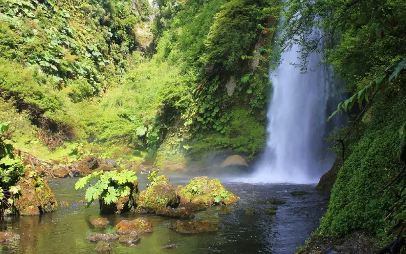 Cascada de Tocoihue en Dalcahue Chiloé parada del Tour de los Brujos